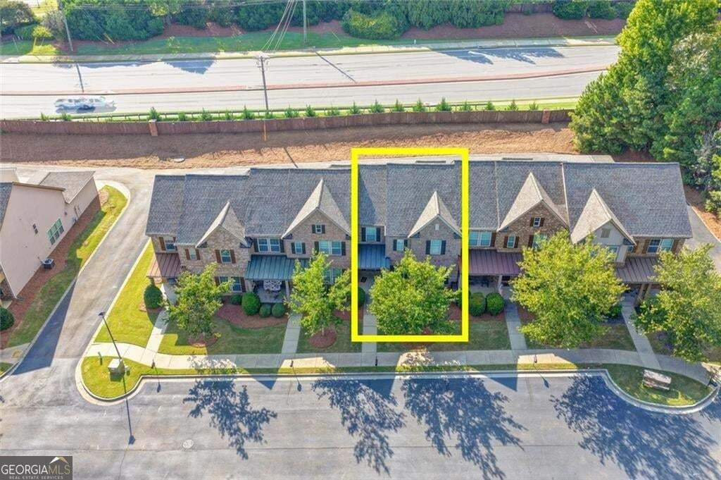 Aerial view with the listing highlighted; the outline is illustrative and is not a surveyed boundary